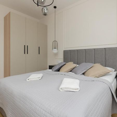 Wola Spacious Flat With Air Conditioning & Balcony By Noclegi Renters Varsóvia Exterior foto