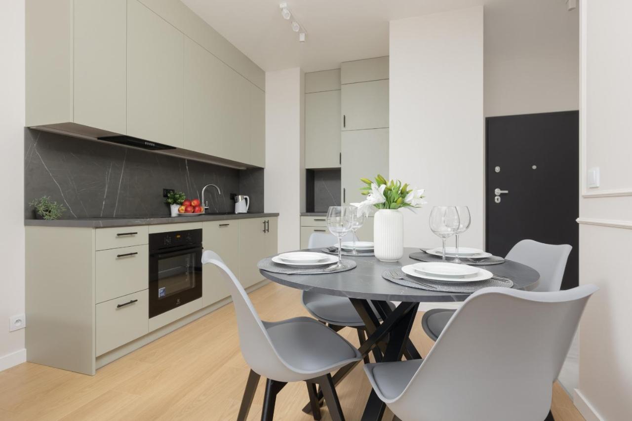 Wola Spacious Flat With Air Conditioning & Balcony By Noclegi Renters Varsóvia Exterior foto