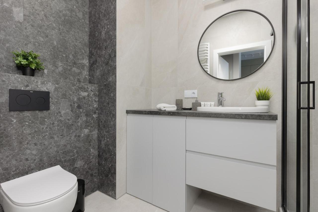 Wola Spacious Flat With Air Conditioning & Balcony By Noclegi Renters Varsóvia Exterior foto